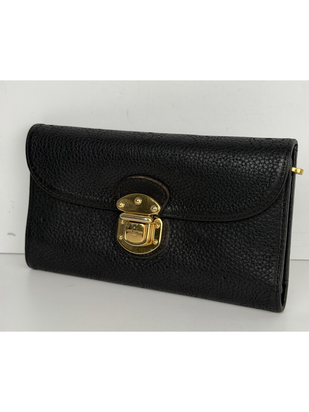 Louis Vuitton Mahina Amelia Wallet Textured Leather & Gold-tone PushLock K1